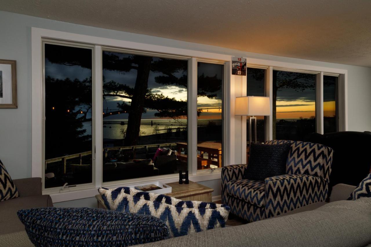 Looking Glass Beachfront Inn แกรนด์เฮเวน ภายนอก รูปภาพ