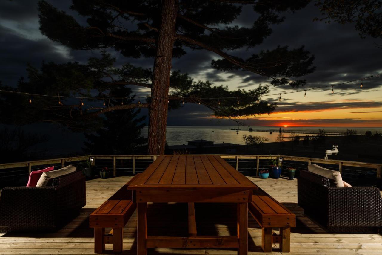 Looking Glass Beachfront Inn แกรนด์เฮเวน ภายนอก รูปภาพ