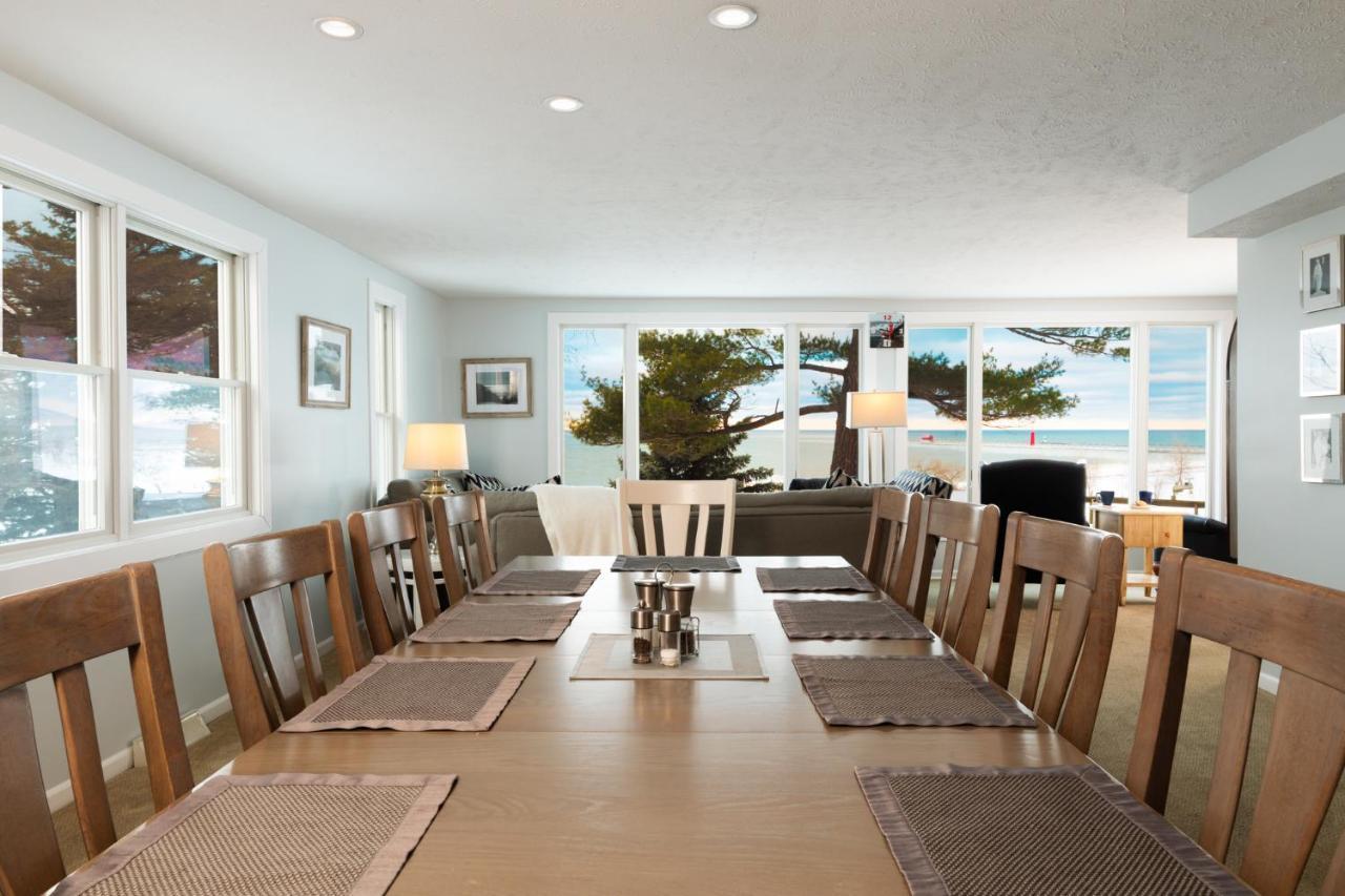Looking Glass Beachfront Inn แกรนด์เฮเวน ภายนอก รูปภาพ
