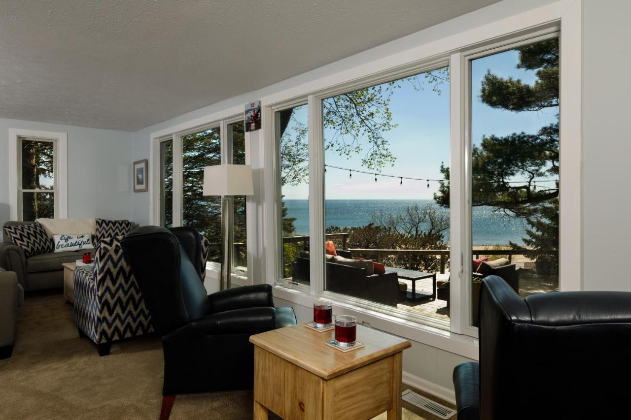 Looking Glass Beachfront Inn แกรนด์เฮเวน ภายนอก รูปภาพ