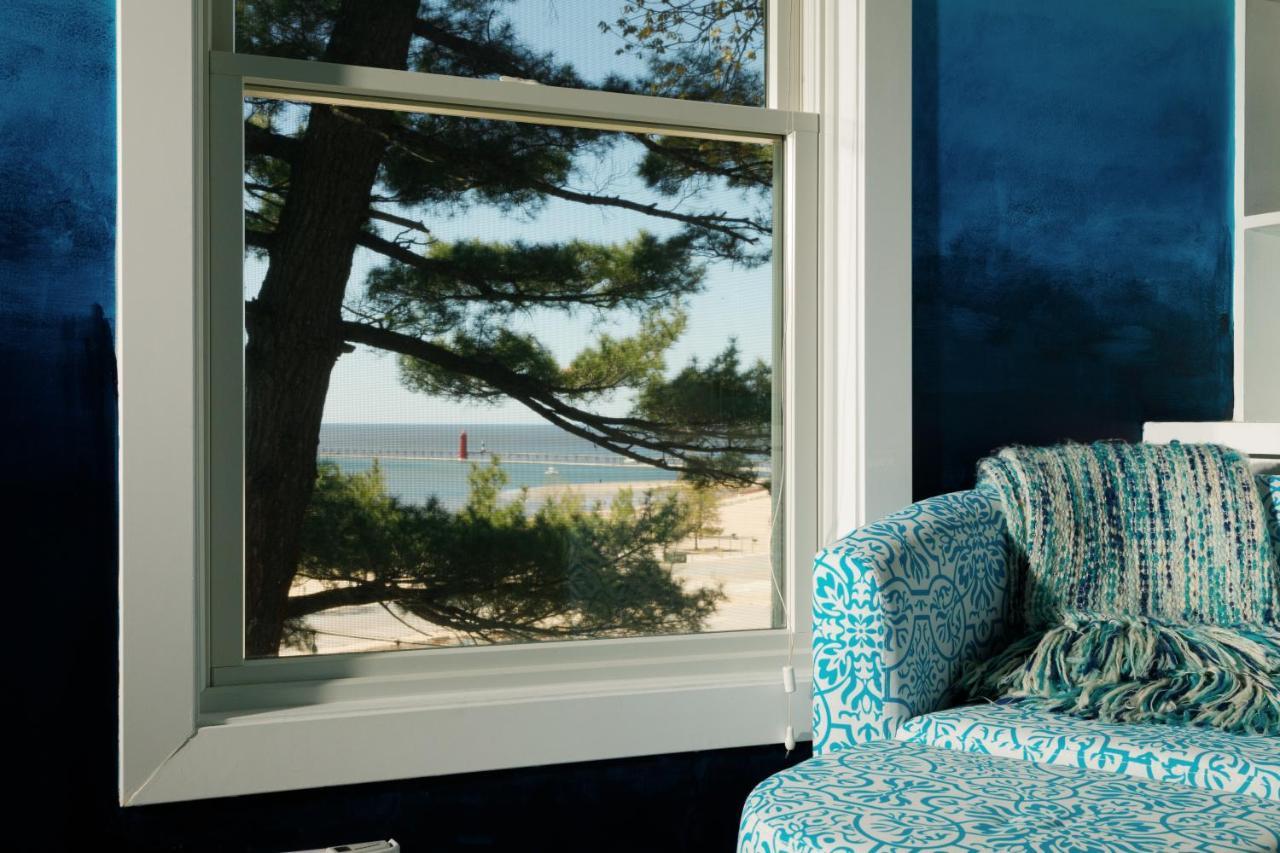 Looking Glass Beachfront Inn แกรนด์เฮเวน ภายนอก รูปภาพ